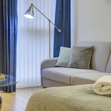 Apartment The Cube Studio I A Calm Executive Space In Centre Of I Pet-friendly I Eco-short Term Let By Silva Birmingham